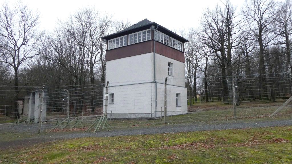 WEIMAR - een wachterstoren en omheining bij het concentratiekamp Buchenwald