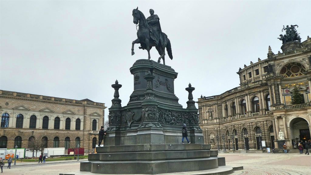 DRESDEN - het koning Johann-monument op het theaterplein
