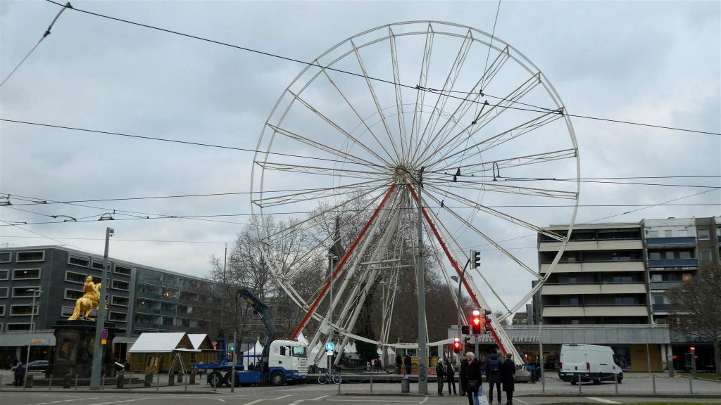 DRESDEN - een reuzenrad op het plein Neustädter markt