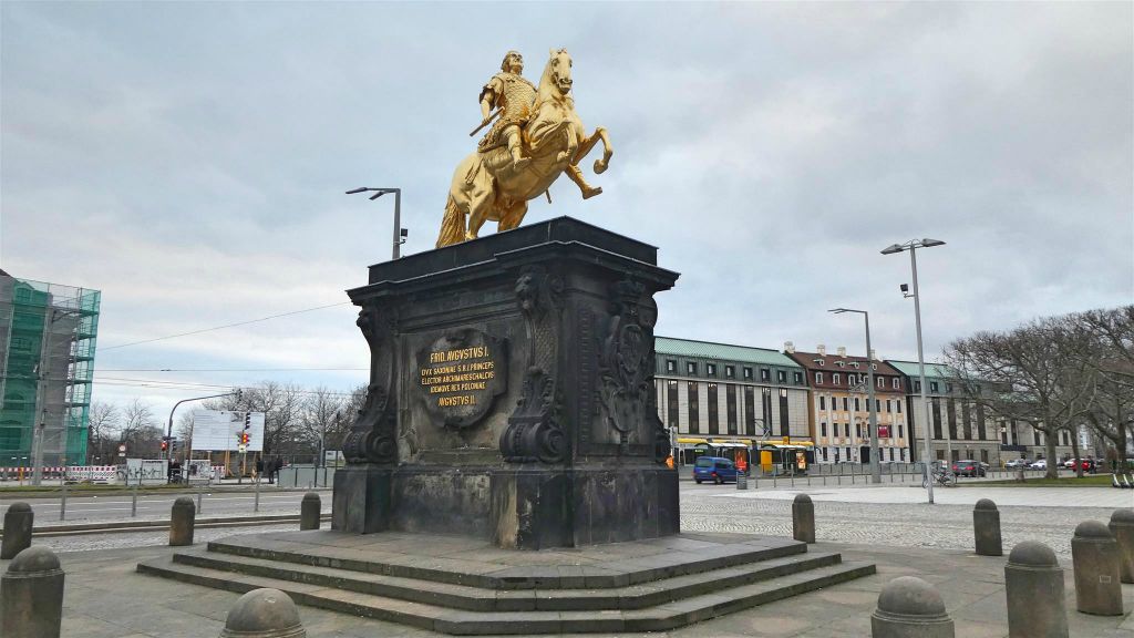 DRESDEN - het gouden ruiterstandbeeld op het plein Neustädter markt