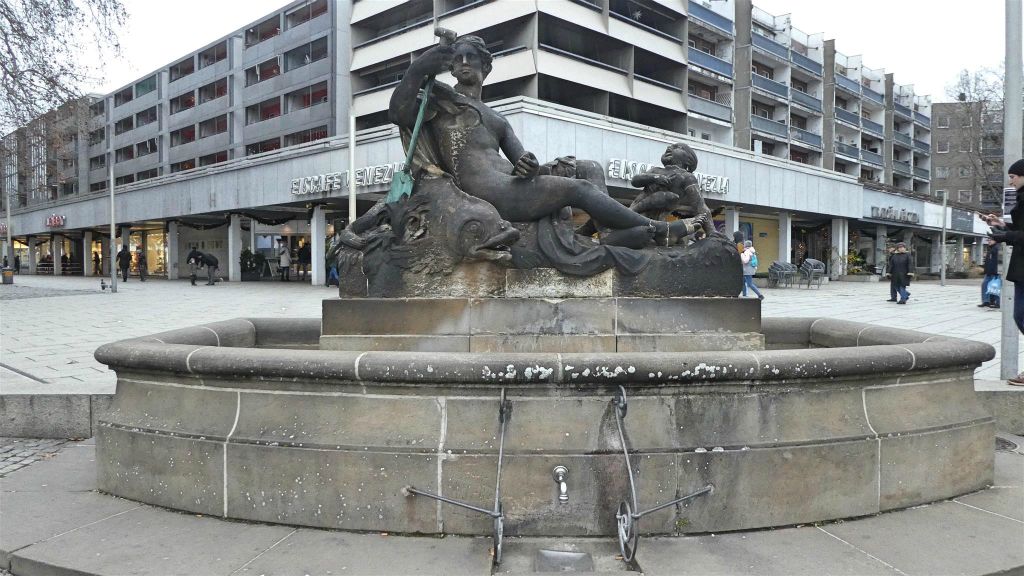 DRESDEN - een zandstenen nimf fontein op het plein Neustädter markt