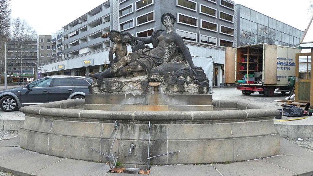 DRESDEN - een zandstenen nimf fontein op het plein Neustädter markt