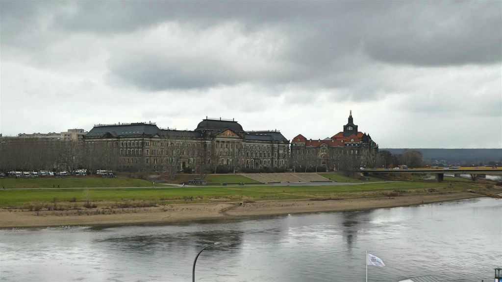 DRESDEN - het Saksische ministerie van financiën (links) en de Saksische staatskanselarij (rechts)