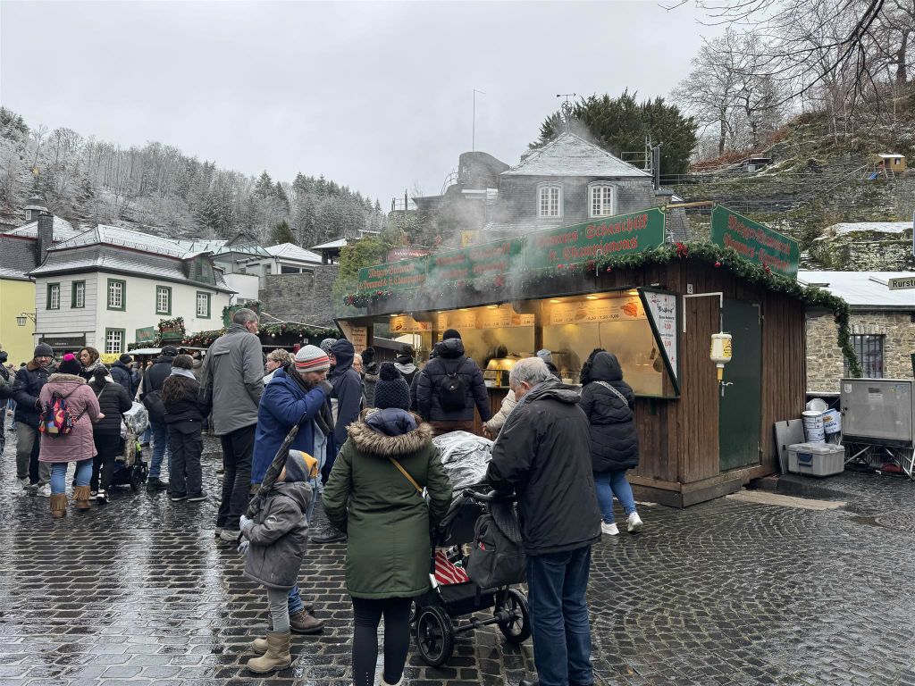 MONSCHAU - een eetkraam op een kerstmarkt
