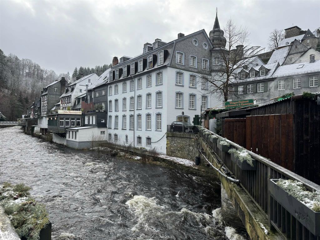 MONSCHAU - enkele gebouwen langs de Roer rivier