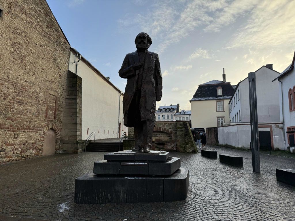 TRIER - een standbeeld ter ere van Duitse filosoof Karl Marx (1818-1883)