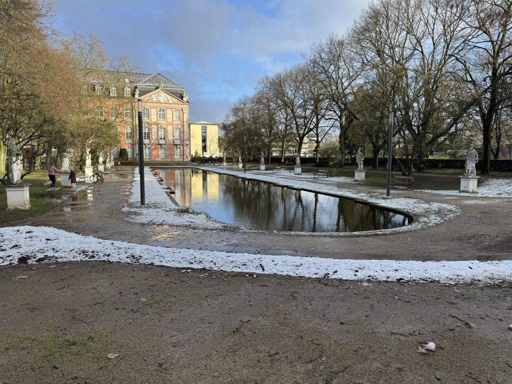 TRIER - een vijver bij het keurvorstelijk paleis