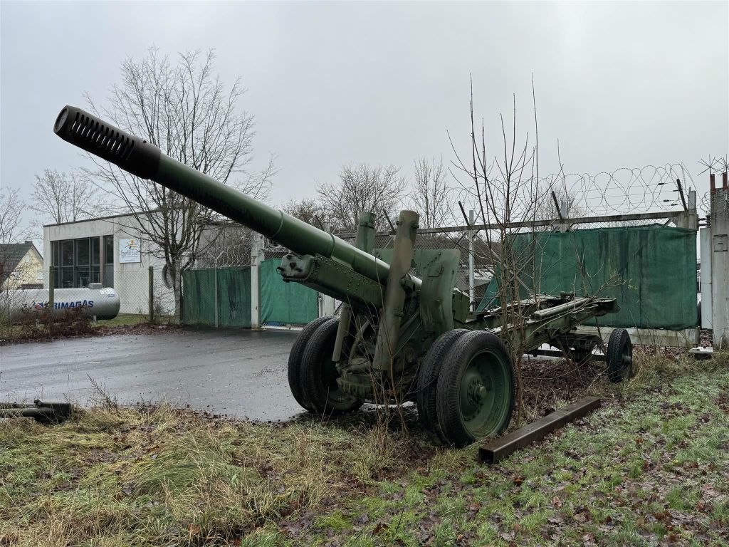 BITBURG - een kanon bij de tentoonstelling van militaire geschiedenis en defensietechnologie