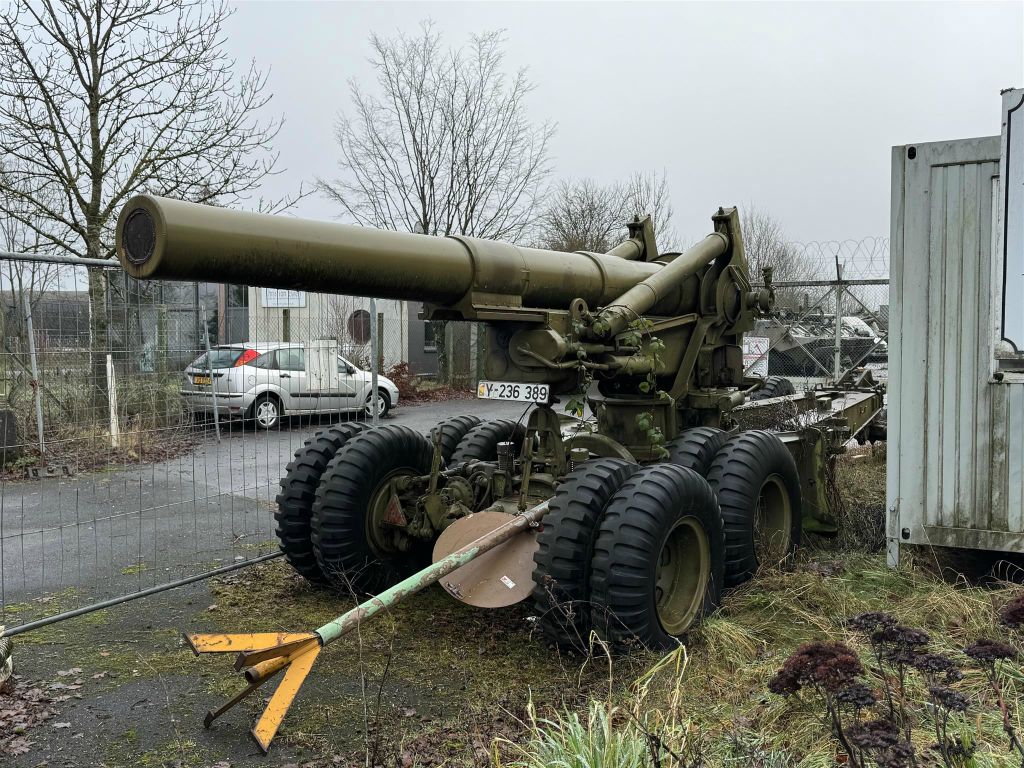 BITBURG - een kanon bij de tentoonstelling van militaire geschiedenis en defensietechnologie