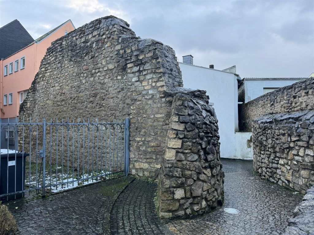 BITBURG - de restanten van de Romeinse stadsmuur van Bitburg