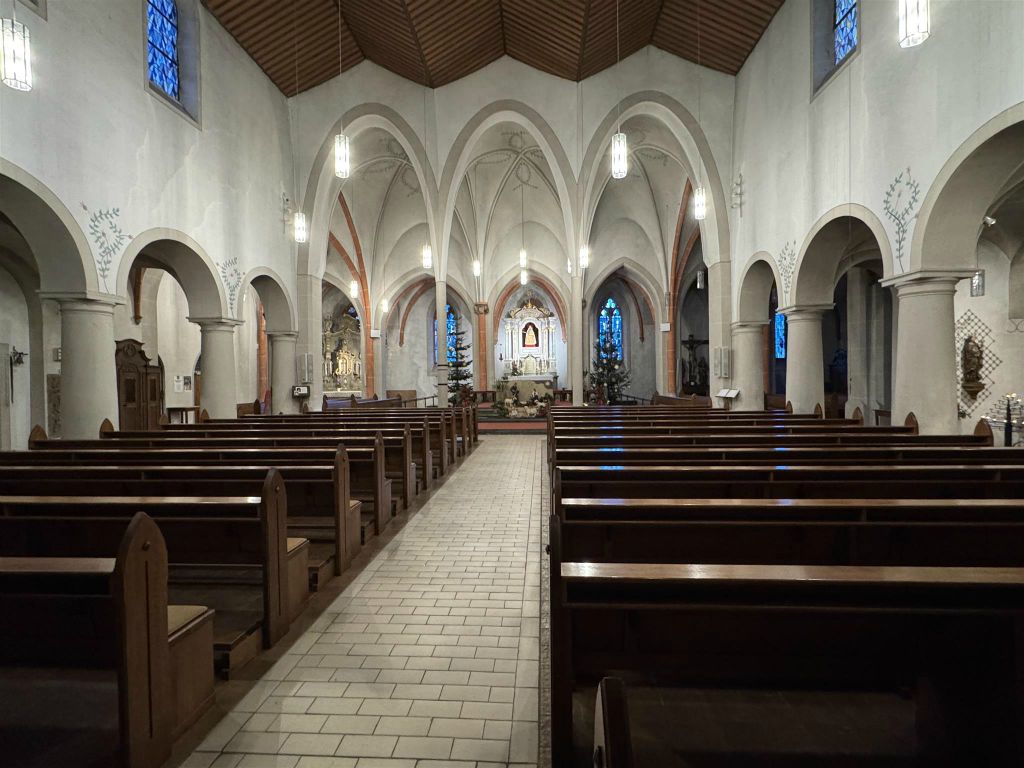BITBURG - binnen in de onze-lieve-vrouwekerk