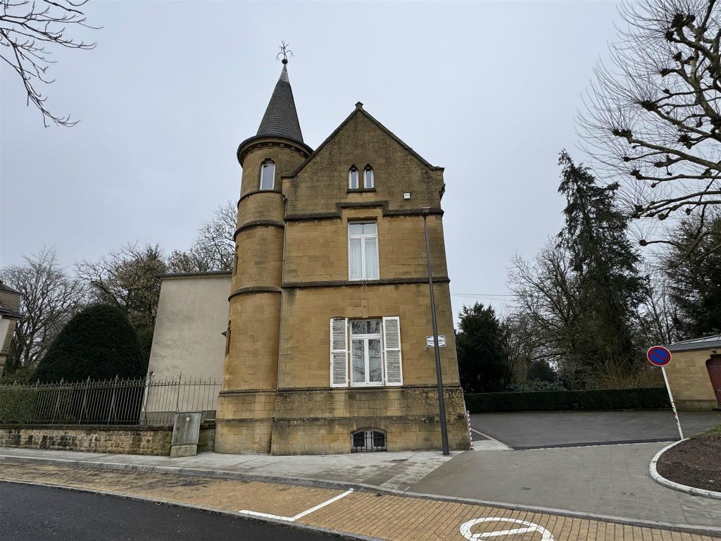 LUXEMBURG - een gebouw aan de straat Rue Nicolas Adames