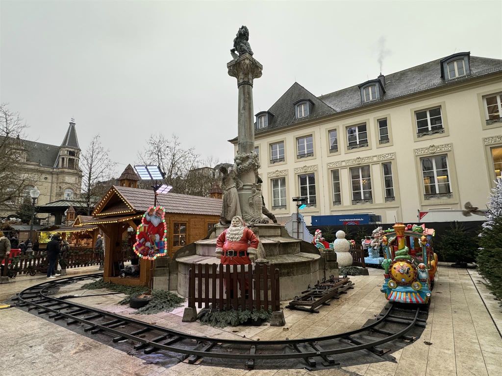 LUXEMBURG - een trein op een kerstmarkt