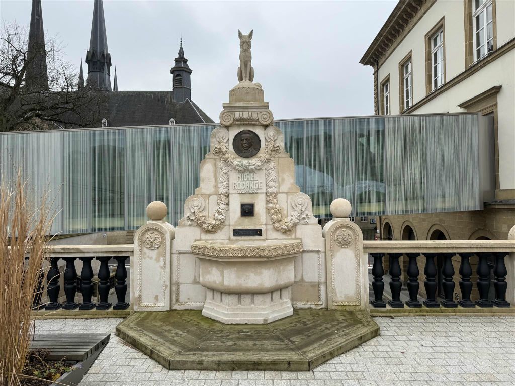LUXEMBURG - het Michel Rodange monument