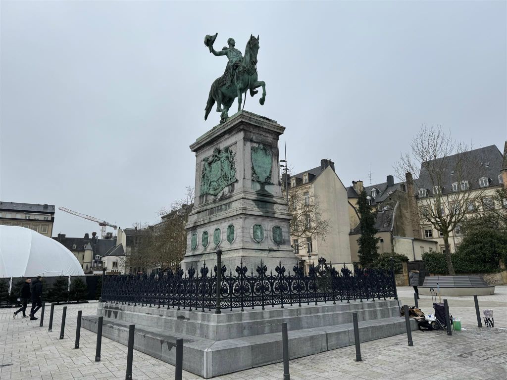 LUXEMBURG - een ruiterstandbeeld ter ere van koning Willem  II (1792-1849)