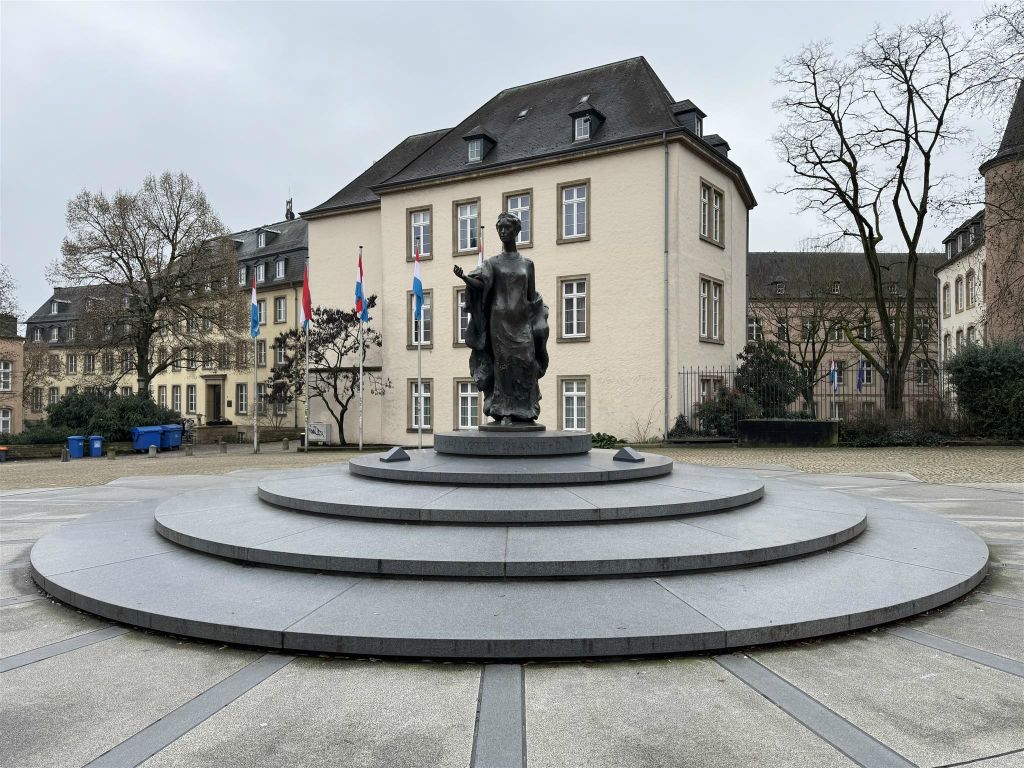 LUXEMBURG - een standbeeld ter ere van groothertogin Charlotte van Luxemburg (1896-1985)