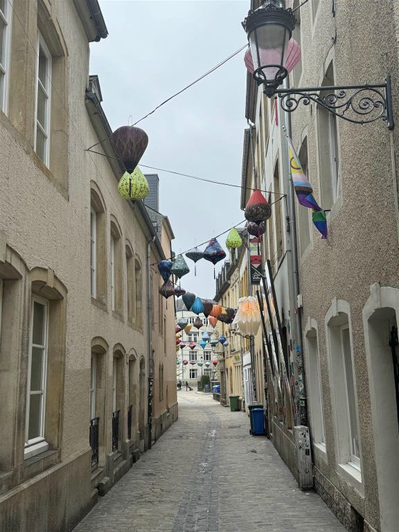 LUXEMBURG - enkele lampionnen in een steeg
