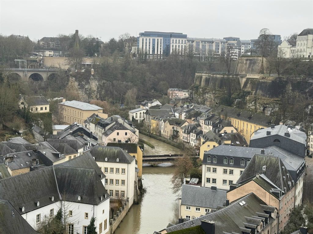 LUXEMBURG - enkele gebouwen aan de Alzette rivier