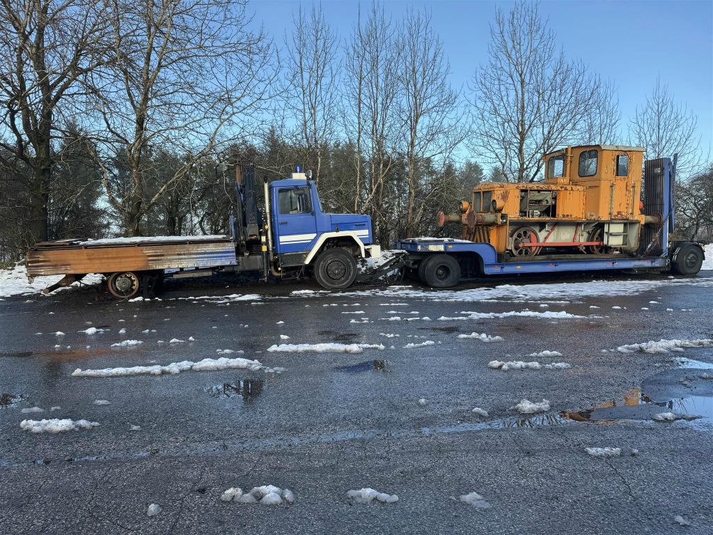 BÜLLINGEN - een oude locomotief en vrachtwagen