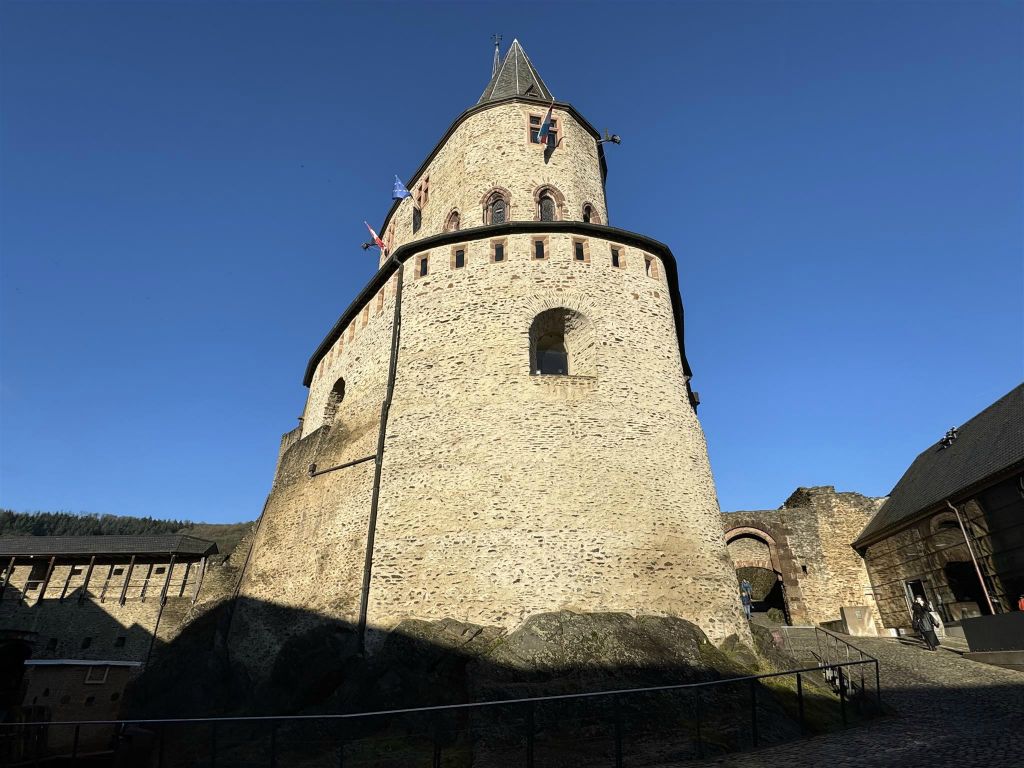 VIANDEN - de achthoekige toren van het kasteel