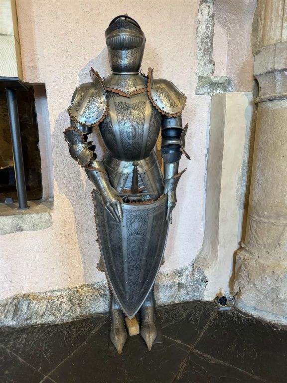 VIANDEN - een ridder harnas bij het kasteel