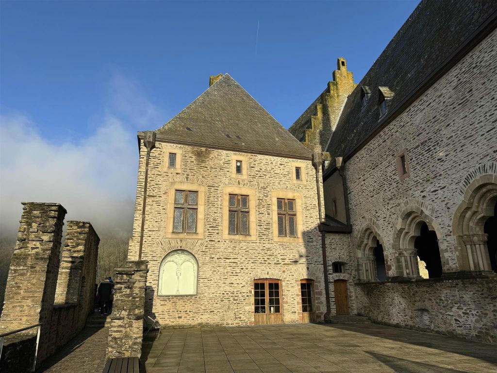VIANDEN - een binnenhof van het kasteel