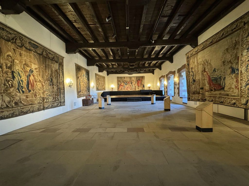 VIANDEN - de Vic Abens-kamer met wandkleden in het kasteel