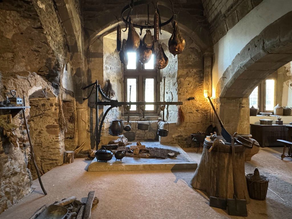 VIANDEN - de grote keuken in het kasteel