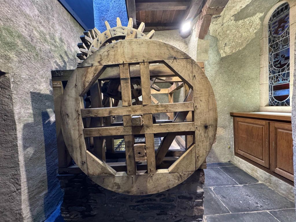VIANDEN - de waterput in het kasteel