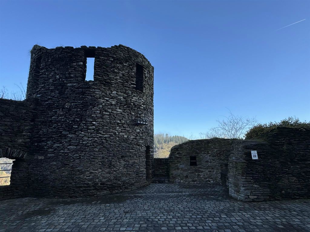 VIANDEN - de zwarte toren van het kasteel