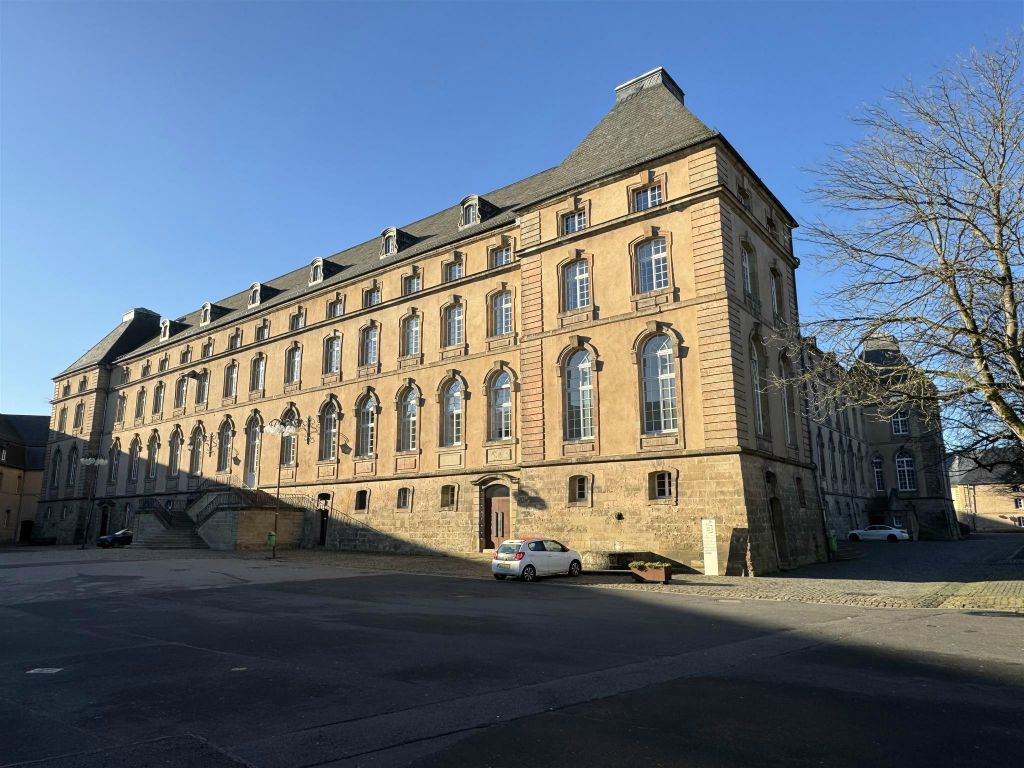 ECHTERNACH - de voormalige abdij waar nu de school Lycée classique d'Echternach gevestigd is