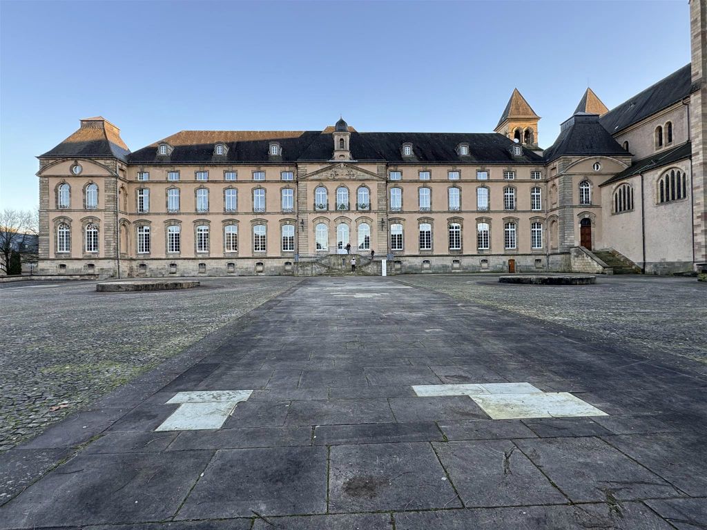 ECHTERNACH - de voormalige abdij waar nu de school Lycée classique d'Echternach gevestigd is