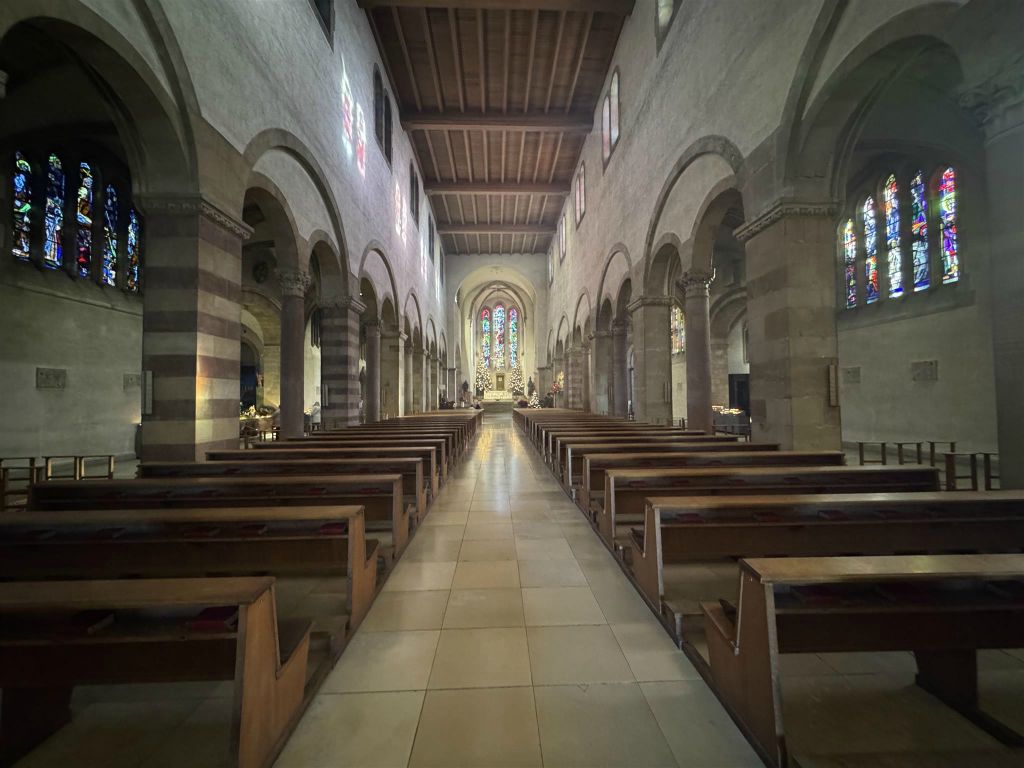 ECHTERNACH - binnen in de Sint-Willibrordusbasiliek