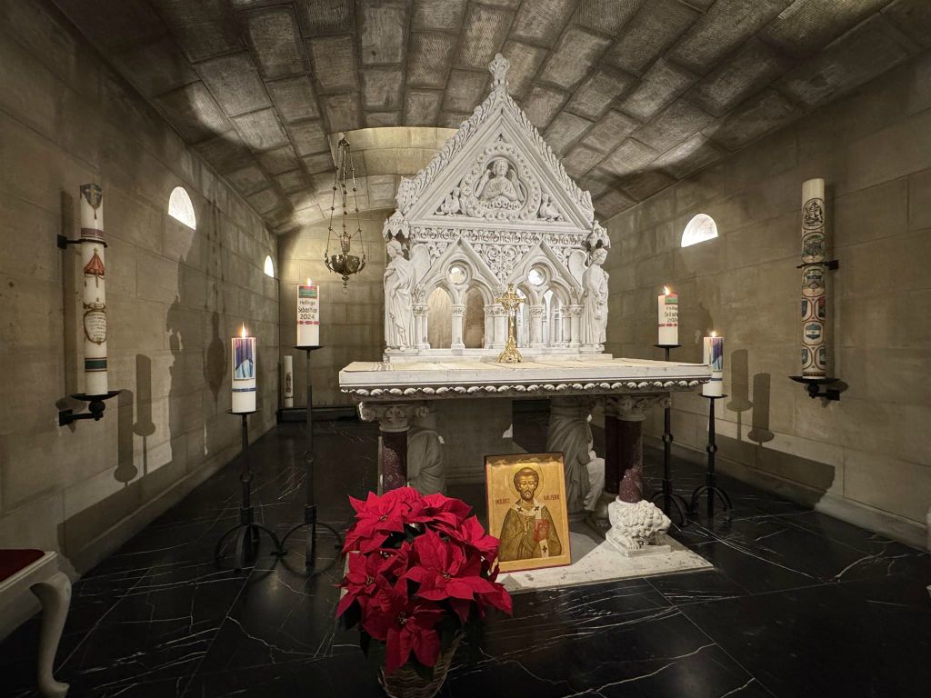 ECHTERNACH - een graftombe in de Sint-Willibrordusbasiliek