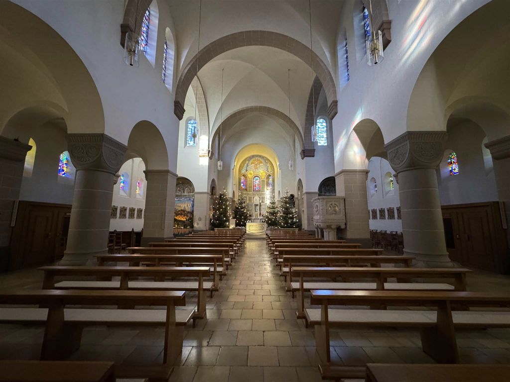 CLERVAUX - binnen in de kerk van de heiligen Cosmas en Damianus