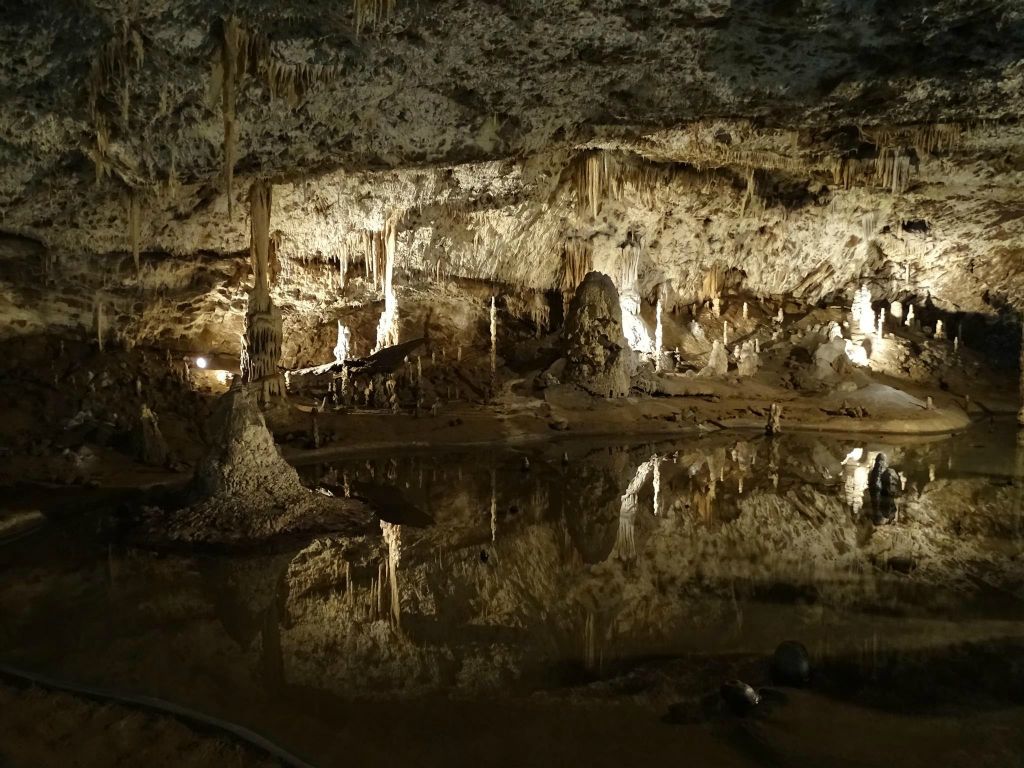PUNKVA GROTTEN - binnen in de Punkva grotten