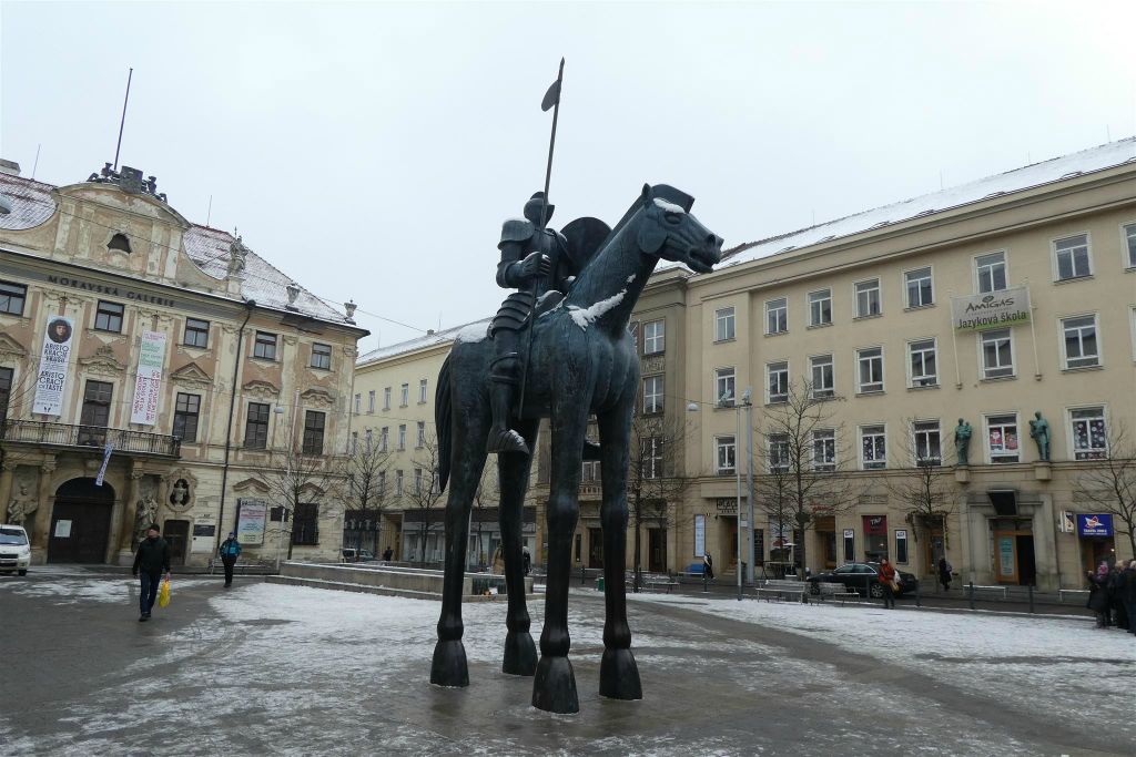 BRNO - een standbeeld langs de kerk van Sint Thomas
