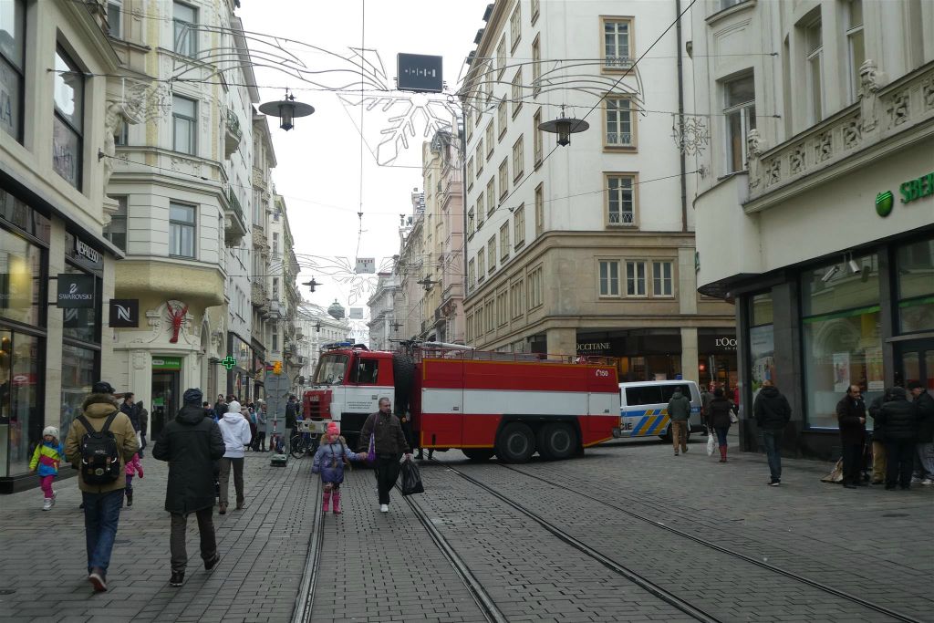 BRNO - een brandweerauto voor de kerstmarkt in de straat Náměstí Svobody