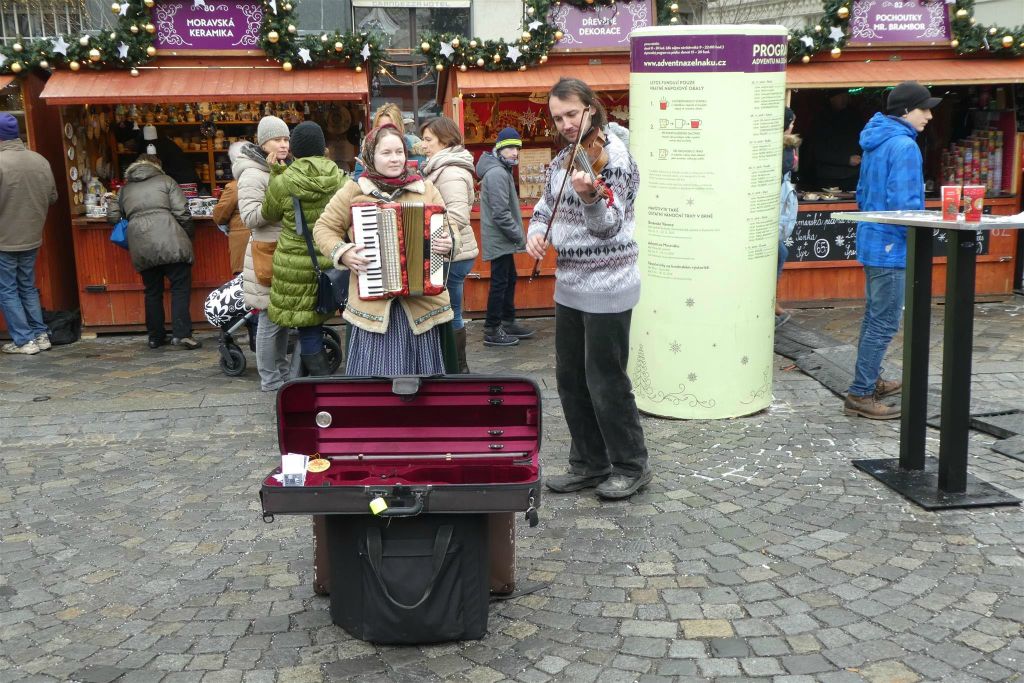 BRNO - twee muzikanten op een kerstmarkt