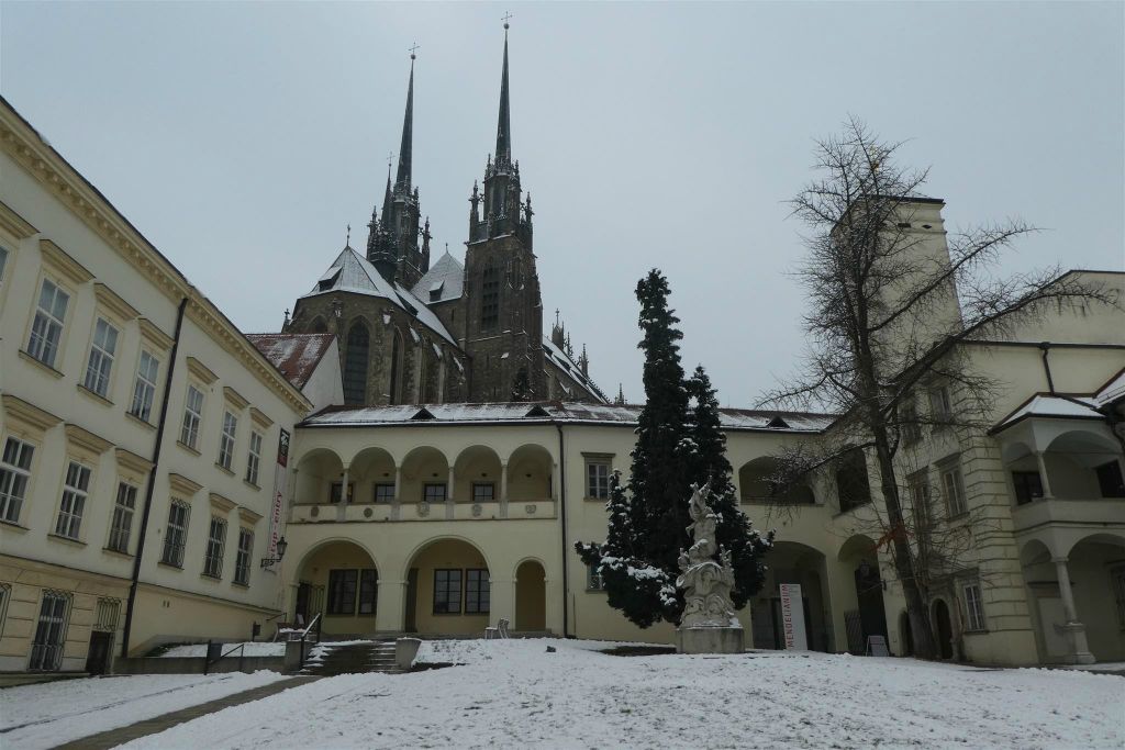 BRNO - de binnenplaats Bishop's Courtyard waar zich het huis van de ministeries van Zoölogie, Geologie en Paleontologie en mineralogie-Petrografie bevinden