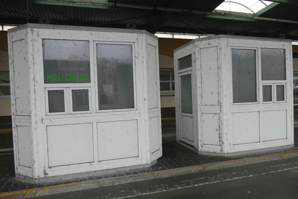 BLANSKO -> BRATISLAVA - oude beamten hokjes bij een voormalige grensovergang tussen Tsjechië en Slowakije