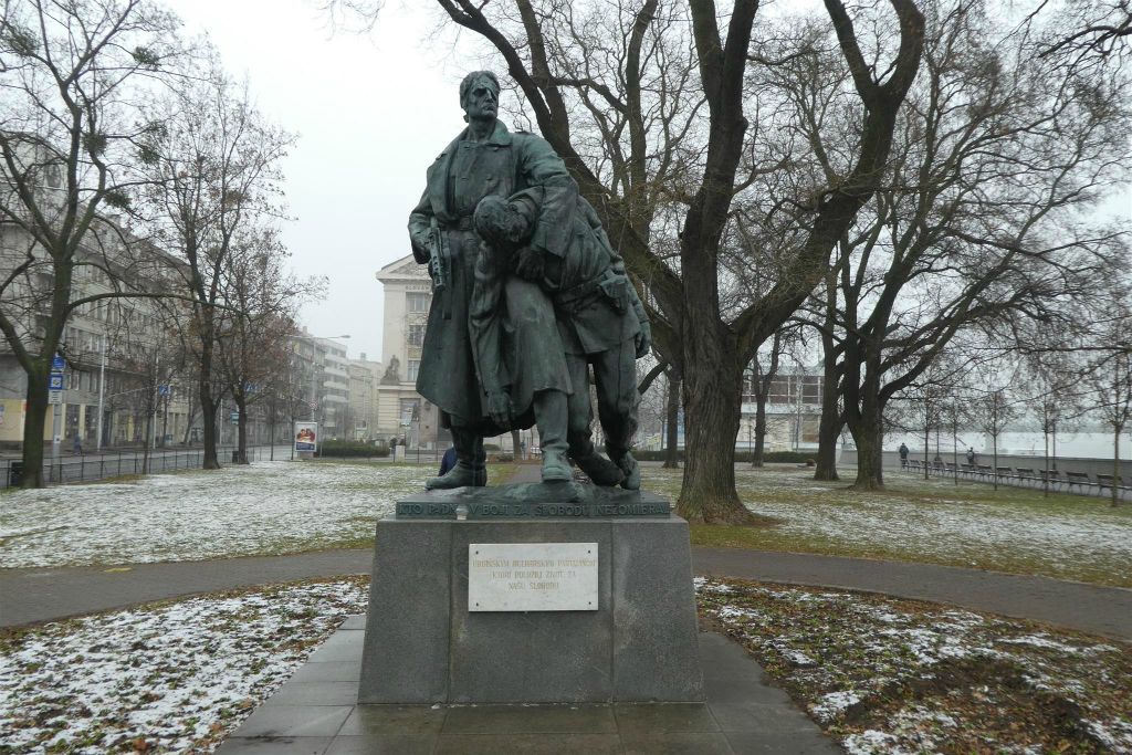 BRATISLAVA (SLOWAKIJE) - een standbeeld van een Bulgaarse verzetstrijder die een gewonde helpt