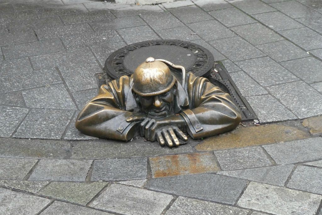 BRATISLAVA (SLOWAKIJE) - het bronzen standbeeld Čumil