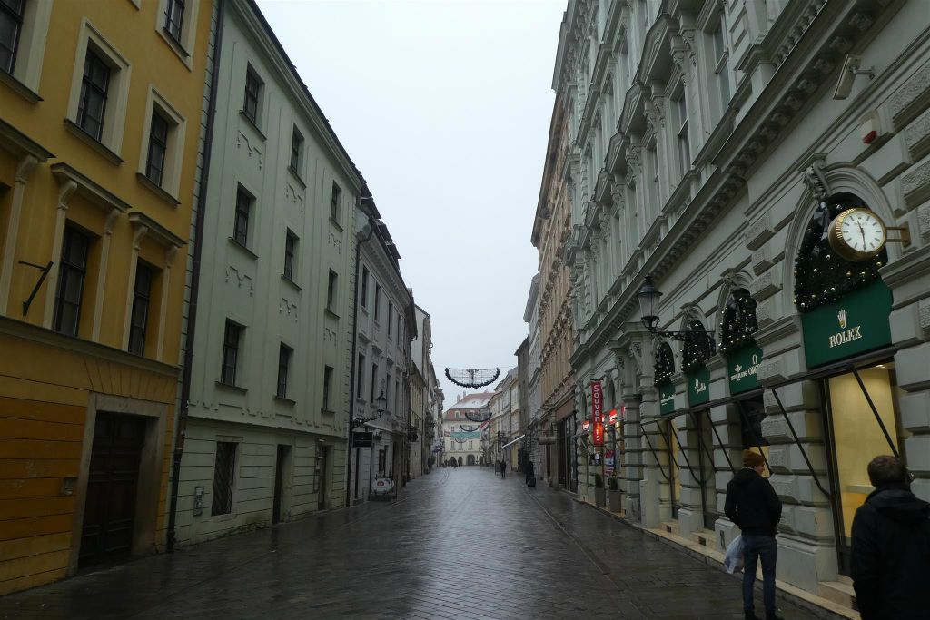 BRATISLAVA (SLOWAKIJE) - een lege winkelstraat