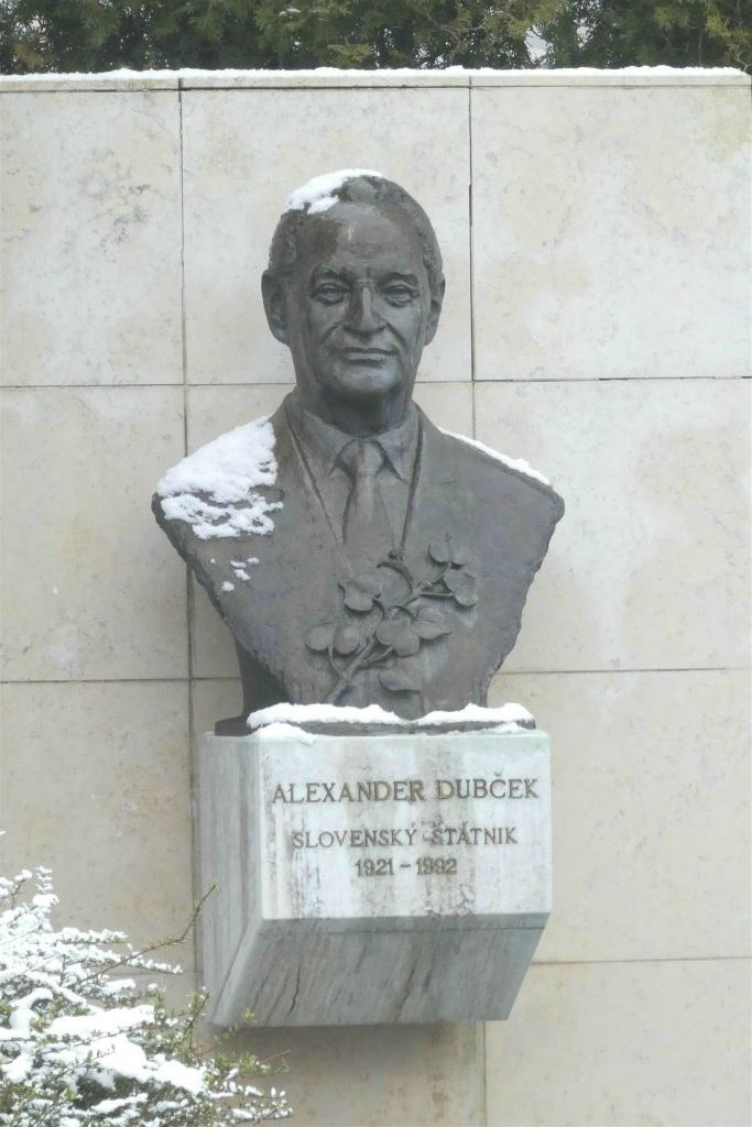 BRATISLAVA (SLOWAKIJE) - een beeld bij het nationaal parlementsgebouw ter ere van Slowaakse politicus Alexander Dubček