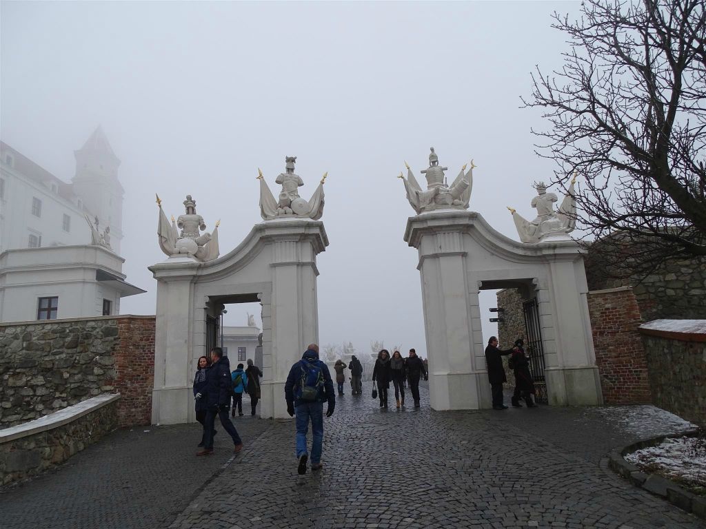 BRATISLAVA (SLOWAKIJE) - de hoofdingang van het kasteel van Bratislava