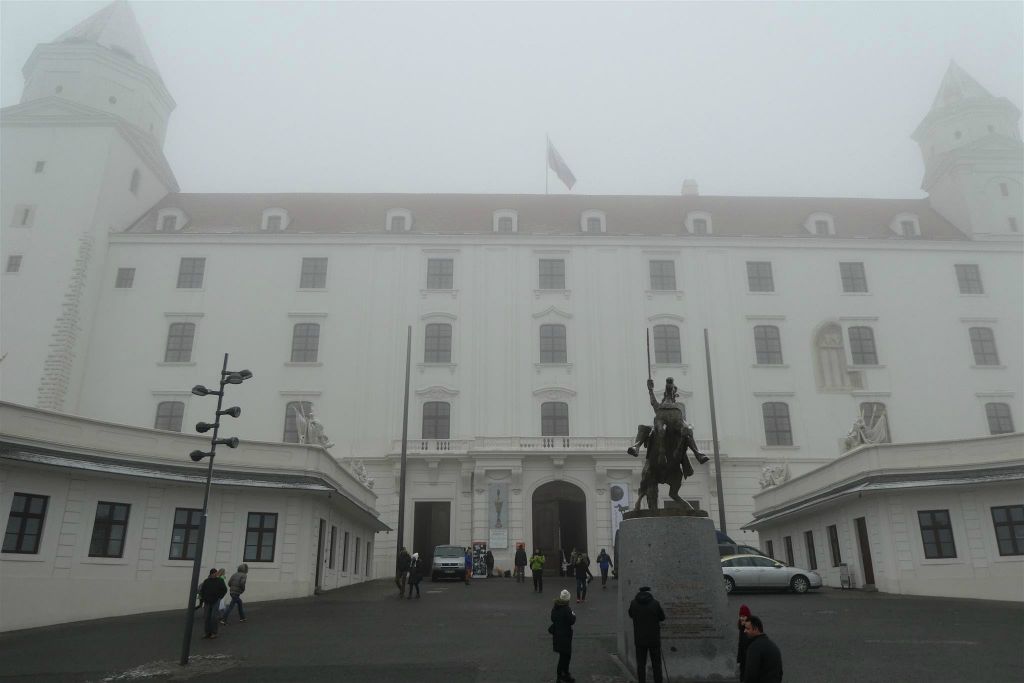BRATISLAVA (SLOWAKIJE) - het kasteel van Bratislava in de mist