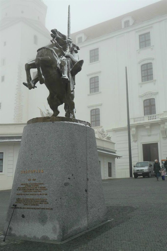BRATISLAVA (SLOWAKIJE) - een standbeeld bij het kasteel van Bratislava ter ere van koning Svatopoluk