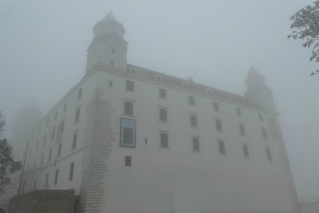 BRATISLAVA (SLOWAKIJE) - het kasteel van Bratislava in de mist