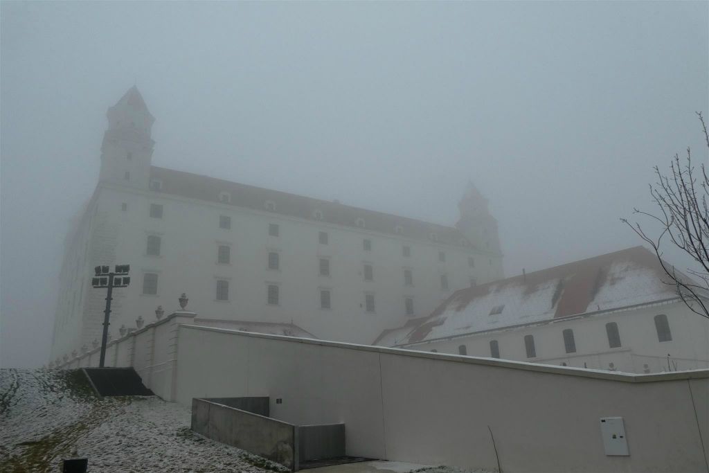 BRATISLAVA (SLOWAKIJE) - het kasteel van Bratislava in de mist